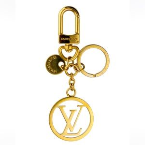 Louis Vuitton: LV CIRCLE KEY CHARM & Key Holder